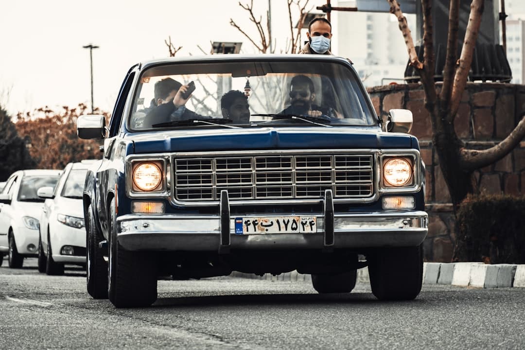 Klassisk amerikansk bil som genomgår lackering