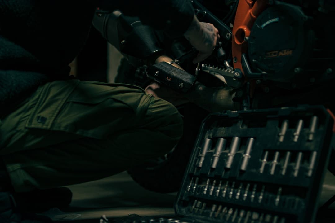 Detaljbild från verkstadsgolvet med verktyg